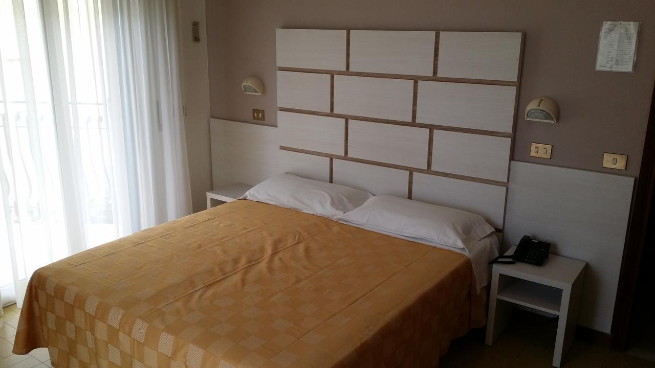 Hotel La Falena Cervia Exterior foto