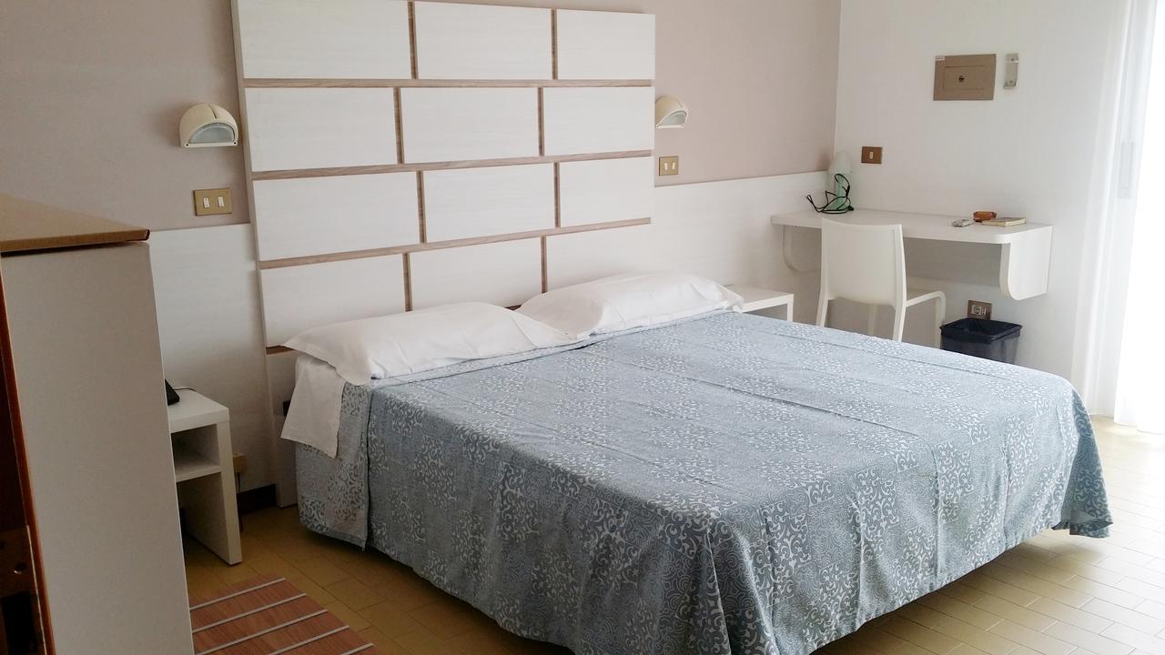 Hotel La Falena Cervia Exterior foto