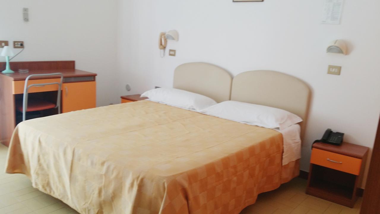 Hotel La Falena Cervia Exterior foto
