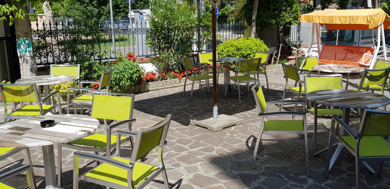 Hotel La Falena Cervia Exterior foto
